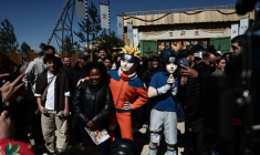 Des personnes prennent des photos avec les personnages de Naruto et Sasuke lors d'une visite à Konoha Land, zone inspirée du manga japonais Naruto, à l'occasion de son inauguration au parc d'attractions Spirou Provence à Monteux, près d'Avignon, le 2 avril 2026 dans le Vaucluse ( AFP / Thibaud MORITZ )