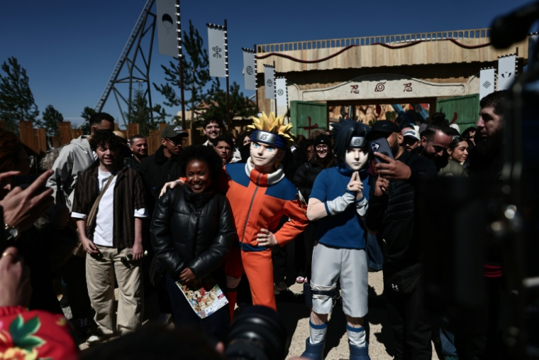 Des personnes prennent des photos avec les personnages de Naruto et Sasuke lors d'une visite à Konoha Land, zone inspirée du manga japonais Naruto, à l'occasion de son inauguration au parc d'attractions Spirou Provence à Monteux, près d'Avignon, le 2 avril 2026 dans le Vaucluse ( AFP / Thibaud MORITZ )
