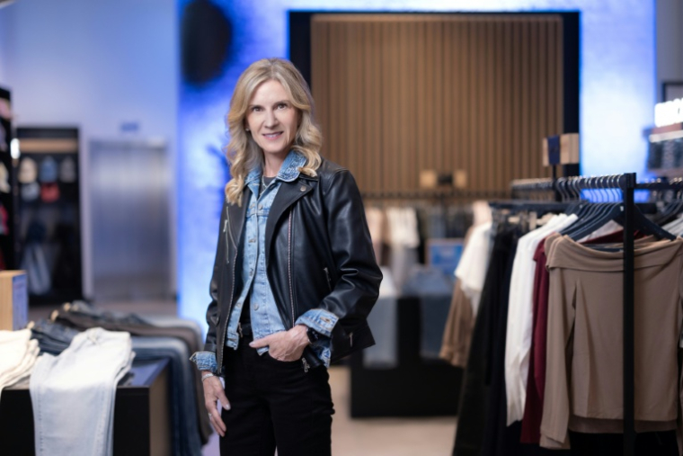 La PDG de Levi Strauss & Co Michelle Gass pose le 2 mars 2026 dans un magasin Levi's à Pari ( AFP / JOEL SAGET )