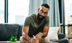 Pour rédiger un testament, vous devez être majeur (ou mineur émancipé), être en capacité juridique de gérer vos biens et être sain d’esprit. ( crédit photo : GettyImages )