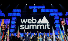 Le ministre portugais de la Réforme Goncalo Matias (gauche) et le maire de Lisbonne Carlos Moedas saluent les participants du Web Summit lors de sa soirée d'ouverture, le 10 novembre 2025 à Lisbonne ( AFP / PATRICIA DE MELO MOREIRA )
