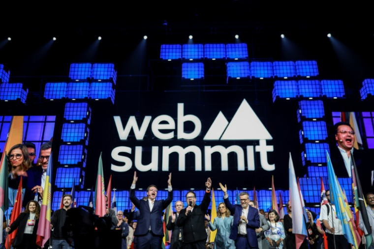 Le ministre portugais de la Réforme Goncalo Matias (gauche) et le maire de Lisbonne Carlos Moedas saluent les participants du Web Summit lors de sa soirée d'ouverture, le 10 novembre 2025 à Lisbonne ( AFP / PATRICIA DE MELO MOREIRA )