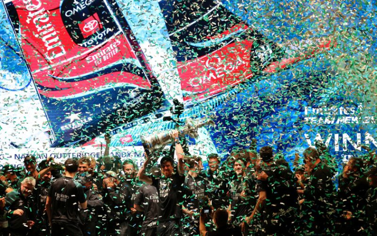 Emirates Team New Zealand célèbre avec le trophée la victoire de la 37ème édition de l'America Cup