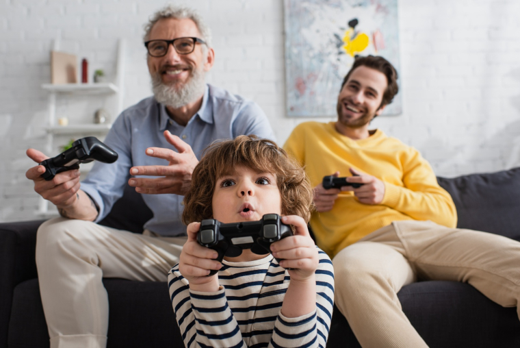 Les parents des enfants et adolescents actuels ont connu les premières consoles et continuent, pour beaucoup d’entre eux, à jouer aux jeux vidéo (crédit: Adobe Stock)