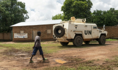 Un enfant passe devant un blindé de la Minusca à Maloum, en Centrafrique, le 24 juillet 2025 ( AFP / Mariam KONE )