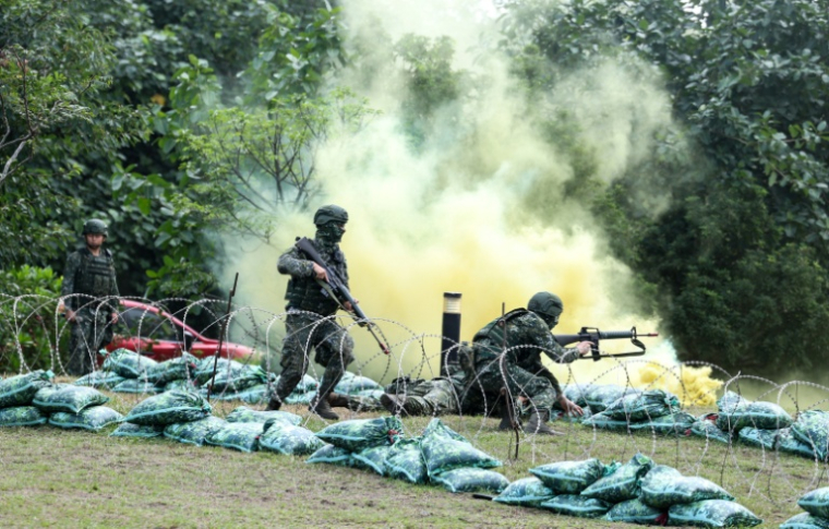 Des réservistes participent à une séance d'entraînement au combat en petite unité dans le comté de Yilan, le 2 décembre 2025 à Taïwan ( AFP / I-Hwa Cheng )