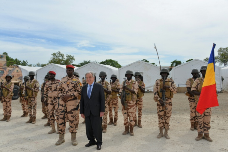 Le secrétaire général de l'ONU Antonio Guterres rencontre des soldats tchadiens de la Force internationale de répression des gangs (GSF) à Port-au-Prince, le 16 juin 2026 en Haïti ( AFP / Amélie BOTTOLLIER-DEPOIS )