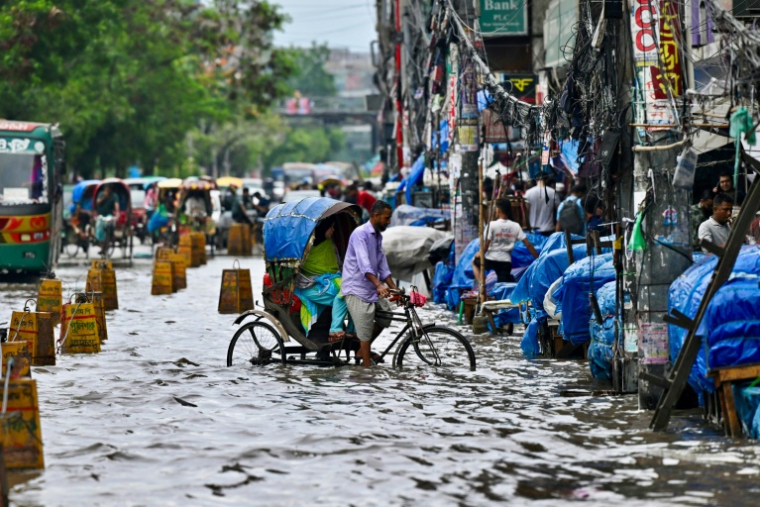 Une rue inondée après de fortes pluies à Dacca, le 30 mai 2025 au Bangladesh ( AFP / MUNIR UZ ZAMAN )