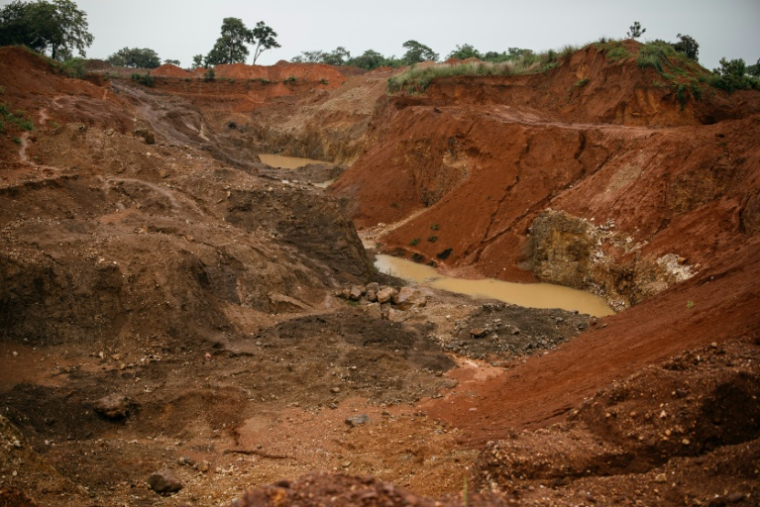 Vue générale d'une petite mine de cuivre et de manganèse à ciel ouvert à Serenje, en Zambie, le 28 février 2025 ( AFP / Kang-Chun Cheng )