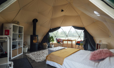 Le glamping mêle proximité de la nature et camping haut de gamme. ( crédit photo : Getty Images )