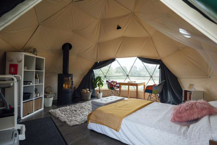 Le glamping mêle proximité de la nature et camping haut de gamme. ( crédit photo : Getty Images )