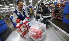 Un caissier charge une dinde et d'autres produits d'épicerie à la caisse d'un magasin Walmart Supercenter à North Bergen, dans le New Jersey