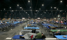 Dans un hall du parc des expositions de Bordeaux qui accueille des personnes évacuées en raison des incendies, le 25 juillet 2026 à Bordeaux ( AFP / ALAIN JOCARD )