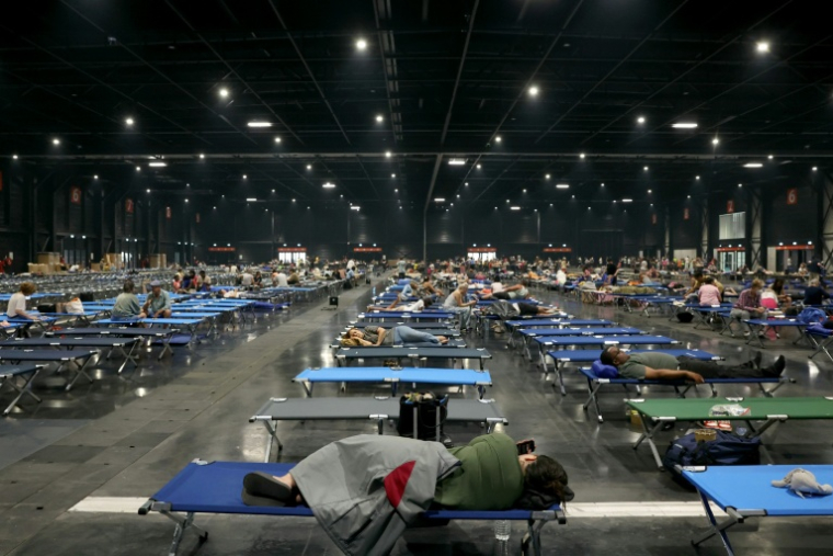 Dans un hall du parc des expositions de Bordeaux qui accueille des personnes évacuées en raison des incendies, le 25 juillet 2026 à Bordeaux ( AFP / ALAIN JOCARD )