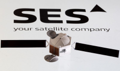 Illustration du logo SES et du modèle de satellite