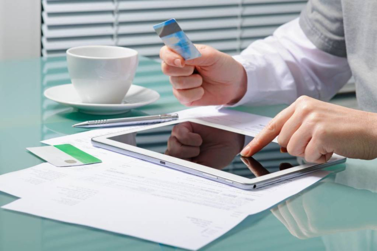 Banque en ligne : ce qu'il faut savoir avant de souscrire  / iStock.com - AlexRaths