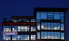 Le logo du groupe français de restauration et de facilities management Sodexo au siège de la société à Issy-les-Moulineaux près de Paris