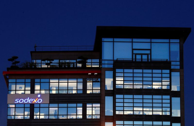 Le logo du groupe français de restauration et de facilities management Sodexo au siège de la société à Issy-les-Moulineaux près de Paris