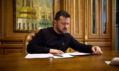 Le président ukrainien Zelensky s'entretient par téléphone avec le président de la Chambre des représentants des États-Unis, Mike Johnson, à Kyiv