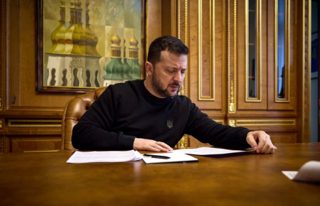 Le président ukrainien Zelensky s'entretient par téléphone avec le président de la Chambre des représentants des États-Unis, Mike Johnson, à Kyiv