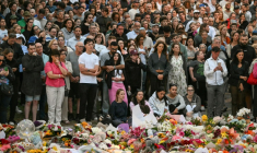 Des personnes se recueillent au Bondi Pavillion en mémoire des victimes d’une fusillade à Bondi Beach, le 15 décembre 2025 à Sydney, en Australie ( AFP / Saeed KHAN )