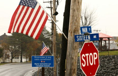 Dans la ville de Madawaska dans le Maine, à la frontière avec le Canada, le 26 octobre 2026 ( AFP / CHARLY TRIBALLEAU )