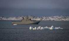 Un navire militaire à Nuuk, la capitale du Groenland, le 15 janvier 2026 ( AFP / Alessandro RAMPAZZO )