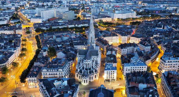 Parmi les grandes villes, Nantes s'illustre comme celle qui a le plus fortement augmenté la taxe foncière, avec une hausse de 37,5% en dix ans. (© Adobestock)