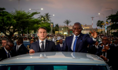 Le président français Emmanuel Macron et son homologue gabonais Brice Oligui Nguema saluent la foule à Libreville le 23 novembre 2025 ( AFP / Ludovic MARIN )