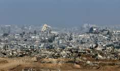 Des bâtiments détruits dans le  nord de la bande de Gaza, vus depuisle côté israélien de la frontière, le 29 mai 2025 ( AFP / Jack GUEZ )