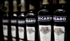 Des bouteilles de Ricard dans un supermarché