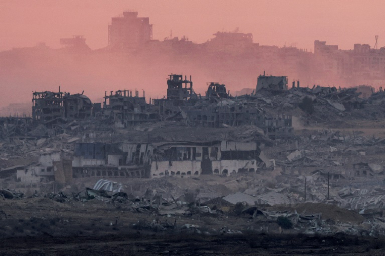 Bâtiments détruits dans la bande de Gaza photographiés depuis une position à la frontière entre Israël et le territoire palestinien, le 2 septembre 2025 ( AFP / Menahem KAHANA )