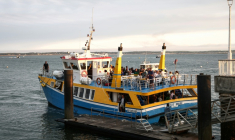 Un bateau évacuant des touristes et habitants de Lège-Cap-Ferret accoste à Arcachon, en Gironde, le 24 juillet 2026 ( AFP / ROMAIN PERROCHEAU )
