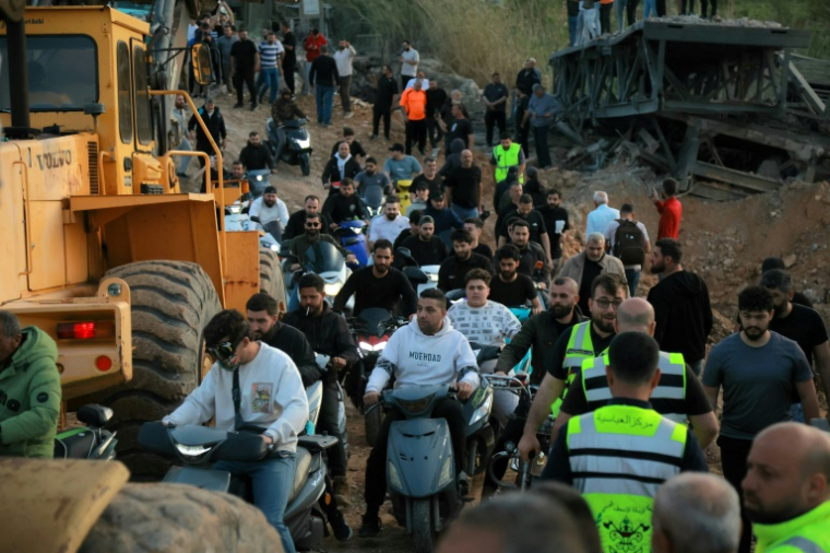 Des Libanais déplacés retournent chez eux en passant sur un pont endommagé par des frappes israéliennes dans la région de Qasmiyeh, dans le sud du Liban, le 17 avril 2026 ( AFP / ibrahim AMRO )