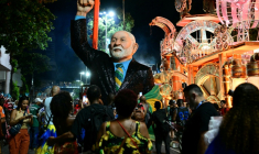 Une statue à l'effigie du président brésilien Luiz Inacio Lula da Silva, sur le char de l'école de samba Academicos de Niteroi, avant la soirée d'ouverture du Carnaval de Rio au Sambadrome Marques de Sapucai à Rio de Janeiro, au Brésil, le 15 février 2026 ( AFP / Pablo PORCIUNCULA )