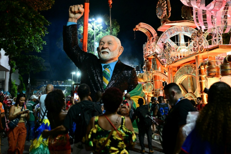 Une statue à l'effigie du président brésilien Luiz Inacio Lula da Silva, sur le char de l'école de samba Academicos de Niteroi, avant la soirée d'ouverture du Carnaval de Rio au Sambadrome Marques de Sapucai à Rio de Janeiro, au Brésil, le 15 février 2026 ( AFP / Pablo PORCIUNCULA )