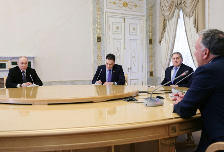 Photo fournie par l'agence de presse russe Sputnik montrant le président russe Vladimir Poutine (g) et l'envoyé spécial américain Steve Witkoff (2e d) lors d'une rencontre à Saint-Pétersbourg, le 21 octobre 2026 ( POOL / Gavriil GRIGOROV )