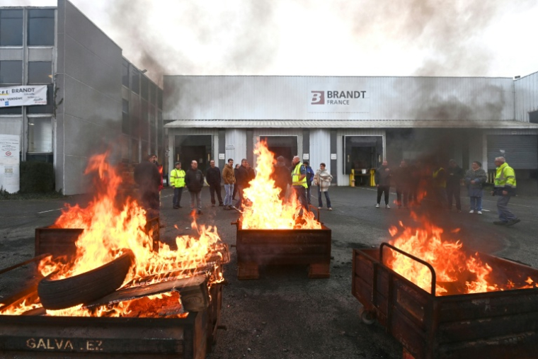 Des palettes brûlées devant l'usine Brandt où sont rassemblés des employés, le 11 décembre 2025 à Vendôme, dans le Loir-et-Cher ( AFP / JEAN-FRANCOIS MONIER )