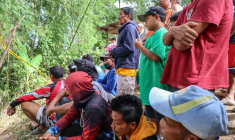 Les familles des travailleurs disparus dans l'éboulement survenu à la décharge géante de Cebu observent les opérations de sauvetage  le 11 janvier 2026, alors que l'espoir de retrouver des surviants s'amenuise ( AFP / Cheryl Baldicantos )