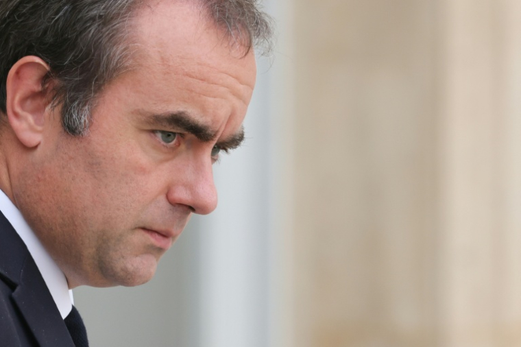 Le Premier ministre Sébastien Lecornu sortant de l'Elysée, à Paris le 10 septembre 2026. ( AFP / Ludovic MARIN )