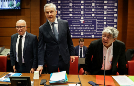 Bruno Le Maire, entouré d'Eric Ciotti et Eric Coquerel, à la Commission des finances de l'Assemblée nationale, jeudi 12 décembre ( AFP / ALAIN JOCARD )