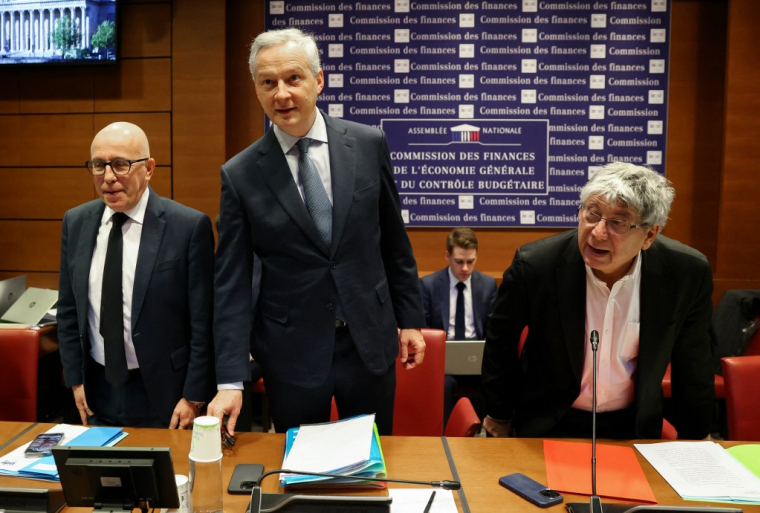 Bruno Le Maire, entouré d'Eric Ciotti et Eric Coquerel, à la Commission des finances de l'Assemblée nationale, jeudi 12 décembre ( AFP / ALAIN JOCARD )
