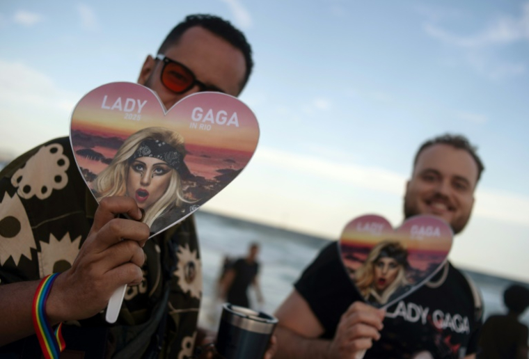 Des fans de Lady Gaga avec des éventails à son effigie, le 3 mai 2025 avant son méga-concert à Rio ( AFP / TERCIO TEIXEIRA )