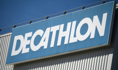 Decathlon veut acquérir 50% de Sport 2000 France, ont annoncé lundi les deux entreprises concurrentes, dont le rapprochement pourrait rebattre les cartes du marché de l'équipement sportif ( AFP / Pascal GUYOT )