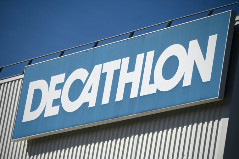 Decathlon veut acquérir 50% de Sport 2000 France, ont annoncé lundi les deux entreprises concurrentes, dont le rapprochement pourrait rebattre les cartes du marché de l'équipement sportif ( AFP / Pascal GUYOT )