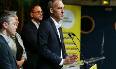 Raphaël Glucksmann (c), co-président du parti Place publique (PP), lors d'une conférence de presse à Paris, le 23 juin 2025 ( AFP / Thomas SAMSON )