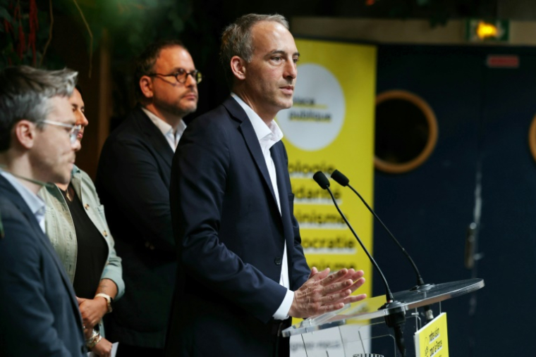 Raphaël Glucksmann (c), co-président du parti Place publique (PP), lors d'une conférence de presse à Paris, le 23 juin 2025 ( AFP / Thomas SAMSON )