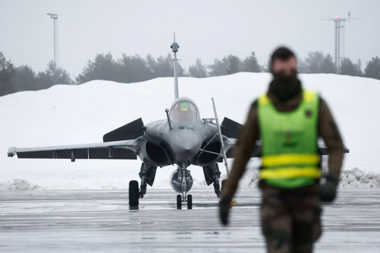Un avion de chasse Dassault Rafale C de l'Armée de l'Air française se tient sur le tarmac de la base aérienne de Lulea-Kallax