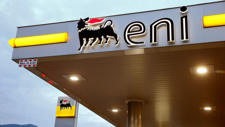 Le logo de la société énergétique italienne Eni est visible dans une station-service Agip à Lugano