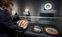 Un plat en terre cuite "Trois poissons" (vers 1952) du peintre espagnol Pablo Picasso, exposé avec d'autres oeuvres en céramique à la maison de vente Piguet à Genève, le 5 juin 2025 avant une vente aux enchères  ( AFP / Fabrice COFFRINI )
